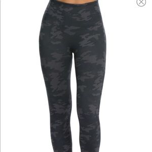 Spanx: Look at Me Now Seamless Leggings, M, Camo